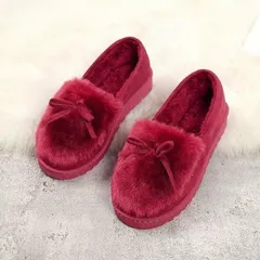 赤いファーリボン付きムートンブーツ