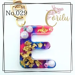 【E】イニシャルキーホルダー　ピンク×ブルー　グラデーション　ゴールド　金箔　パール　大人可愛い　チャーム　オリジナルキーホルダー　ハンドメイド　ギフト　プチギフト　プレゼント　コリルハンドメイド　No.029