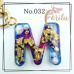 【M】イニシャルキーホルダー　ピンク×ブルー　グラデーション　ゴールド　金箔　パール　大人可愛い　チャーム　オリジナルキーホルダー　ハンドメイド　ギフト　プチギフト　プレゼント　コリルハンドメイド　No.032