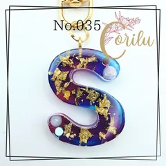 【S】イニシャルキーホルダー　ピンク×ブルー　グラデーション　ゴールド　金箔　パール　大人可愛い　チャーム　オリジナルキーホルダー　ハンドメイド　ギフト　プチギフト　プレゼント　コリルハンドメイド　No.035