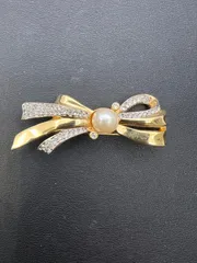 リボンブローチパールビーズ付き