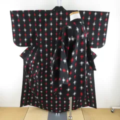 ウール着物 アンサンブル 着物と羽織2点セット 単衣 黒色ｘ赤色ｘ白色 絣模様 バチ衿 カジュアルきもの 普段着物 仕立て上がり 身丈154cm