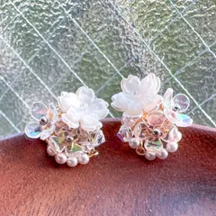 小さなパールと真っ白桜のサージカルステンレスピアス