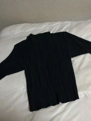 イサイ ミアケ ブラック プリーツ トップス