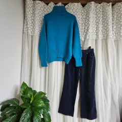 ブルー タートルネック ニット & ラフィア コーデュロイ パンツ セット