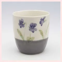 美濃焼　四季草花シリーズ　カップ（湯呑み）／紫　※陶器,贈り物,個性的,ギフト,プレゼント,高級感,高品質,日本製,レトロモダン,定番,かわいい,可愛い,食器,花柄,フラワー,季節,湯飲み,コップ,スミレ,菫,シリーズ　◎2個目以上大幅値引き対象商品♪