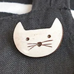 ブローチ キャット 猫 ホワイト ねこ ネコ cat キャット BROOCH NEKO WH A1319 アクシス Akorat アコラート 水牛 ボーン 骨 ローチ 北欧 おしゃれ かわいい A1319