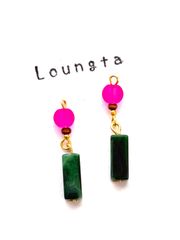 4097ピンクとグリーンの小ぶりピアス 樹脂ピアス