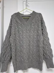 ケーブル編み Vネック ニット ONE PIECE グレー