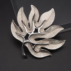 M557 TRIFARI トリファリ ブローチ リーフ シルバー デザイン コスチュームジュエリー