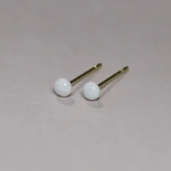 3mm 出っ張りが少なく引っ掛かりにくい控え目ピアス　アレルギー対応ステンレス　ホワイト白