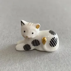 モダンな子猫のフェーブ／幾何学模様×金彩／伏せポーズ／フランス雑貨／陶器ミニチュア／ブロカント／ヴィンテージ／蚤の市／幸運の小さな陶器