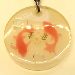 【現品限り！】ハンドメイド　手作り　手づくり　てづくり　レジン　アクセサリー　チャーム　泳ぐ魚と花