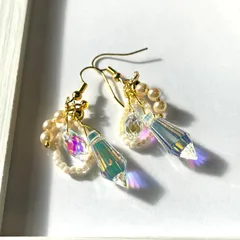ab65.オーロラの欠片 プリズムクリスタルとパールのピアス 1ペア