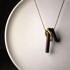 黒檀木×真鍮 ネックレス ― ペンダント 手仕事の表情を楽しむ、静かな存在感 ― ハンドメイド ロングネックレス／ユニセックス／調節可能 チャーム ストラップ 手作り プレゼント おしゃれ 誕生日 ギフトにもおすすめ レトロデザイン  SGYP238