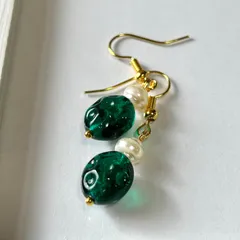 c18.クリームちょこん キャンディーチェコガラス ピアス 1ペア エメラルドグリーン