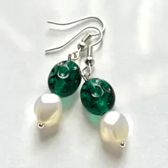 c60. ヴィンテージビーズとチェコガラス ピアス ペア 揺れる ステンレス エメラルドグリーン