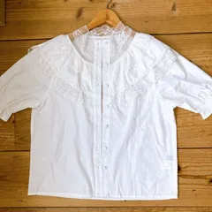 美品✨ エージープラス a.g.plus フリルブラウス レース 無地 くるみボタン 花柄 タイト 高級感 上品ナチュラル カジュアル ライフスタイル 大きめ オーバーサイズ ゆったり