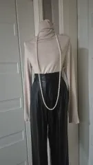 アイボリーベージュ タートルネック フリルニット