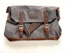 大容量のショルダーバッグ グレー