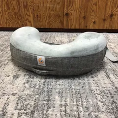 ▲【値下げ交渉可能】ergobaby エルゴベビー ベルト付きナチュラルカーブ・ナーシングピロー 授乳クッション ベビー用品 グレー 現状品