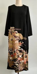 黒留袖リメイク　金色装飾　ロングワンピース　黒　正絹　豪華　駒刺繍　御所車花松文