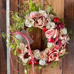 8-012 小さめリース　ナチュラルリース　いちごのリース　ストロベリー　ドアリース　玄関リース　春リース　スプリングリース　ボタニカルリース　ディスプレイ　店舗　什器　撮影背景