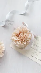 フリルダリアとグログランリボンのコサージュ -Apricot《フォーマル/セレモニー/卒業式/入学式/卒園式/入園式/結婚式/母の日/華やか/オレンジ》