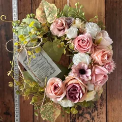 8-014 ナチュラルリース　ボタニカルリース　ドアリース　玄関リース　春リース　スプリングリース　ボタニカルリース　ディスプレイ　店舗　什器　撮影背景　三日月リース　ハーフムーン