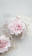 フリルダリアとグログランリボンのコサージュ -Sakura pink《フォーマル/セレモニー/卒業式/入学式/卒園式/入園式/結婚式/母の日/華やか/ピンク/》