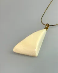 【極美品】ヴィンテージ 象牙調 天然素材 トライアングル ペンダントネックレス