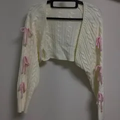 アイボリー ケーブル編み リー リボン クロップド カーディガン