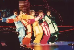 【中古】生写真(ジャニーズ) 嵐/集合(5人)/ライブフォト・横型・全身・衣装水色・オレンジ・黄・ピンク・緑・白・右手伸ばし・体反らし・体右向き・センター二宮・「ARASHI SUMMER 2002 HERE WE GO!」・枠無し/ジャニーズファミリークラブ