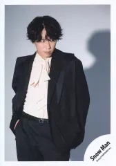 【中古】生写真(STARTO) Snow Man/宮舘涼太/膝上/「Snow Man Dome Tour 2024 RAYS」グッズオフショット/公式生写真