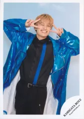 【中古】生写真(STARTO) KAMIGATA BOYZ/小島健/膝上/KAMIGATA BOYZ シングル「世界を明るく照らしましょう」ティザーオフショット/公式生写真