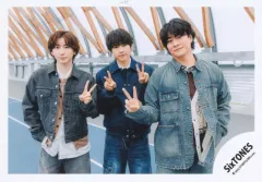 【中古】生写真(STARTO) SixTONES/京本大我・松村北斗・森本慎太郎/横型・膝上/シングル「Stargaze」MV＆ジャケ写オフショット/公式生写真