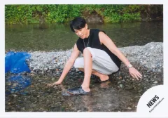 【中古】生写真(STARTO) NEWS/小山慶一郎/横型・全身/ファンクラブ会員限定動画「ひとときの休息’2024夏!スペシャルムービー」オフショット/公式生写真