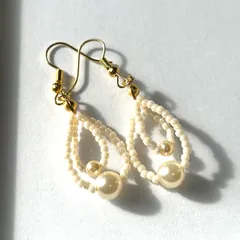 gp10. パール 揺れる立体ピアス クリームホワイト ビーズ ステンレス