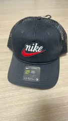 ナイキ トラッカー メッシュキャップ 黒赤白 フットロッカー 新品