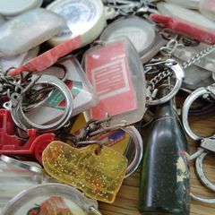 【A】50個 フレンチキーホルダー ヴィンテージ まとめて まとめ売り 大量 セット 卸売 アンティーク ビンテージ レトロ キーチェーン ノベルティ アドバタイジング 販促品 ノベルティ レトログッズ コレクタブル コレクション ポップ 企業ロゴ Q322