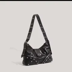 スタッズ装飾 ブラック ショルダーバッグ