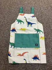 新品★訳あり★キッズエプロンM ジュラシック ナチュラル 110-120 綿100% 三角巾付き 恐竜 動物 子供 フレンズヒル Friendshill 子ども用 小学生 調理実習 家庭科
