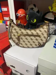 GUESS（ゲス） clelia クロスボディーバッグ