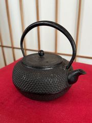 南部鉄器 在名あり 黒い鉄瓶 凹凸模様 アラレ模様大きめサイズ - メルカリ
