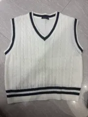 ケーブル編みニットベスト