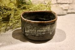 徳澤守俊作 黒唐津梅文茶碗 - メルカリ