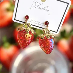 【送料込】 苺 ストロベリー キラキラ ピアス  フルーツ 果物 いちご 揺れる 大人可愛いワンポイント イベントにもオススメ♡