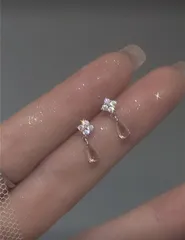 ピアス レディース シンプル 小ぶり 揺れる ストーン 成人式  卒業式  ガラス 華奢 キラキラ オフィスカジュアル ガーリー