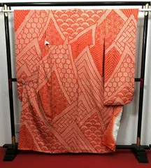 【中古】Sサイズ 振袖 正絹 朱色地に幾何学模様 長襦袢付き