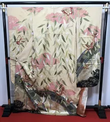 【中古】Mサイズ 振袖 正絹 クリーム地に蝶模様　身丈袖丈長め